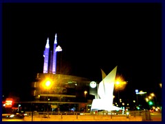 Murcia by night 34 - Las Atalyas and the bird sculpture